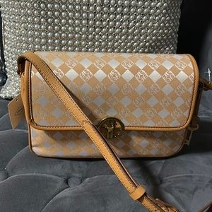 Fossil Jasmine Canvas Crossbody Bag
In orange colour

Size: 26/18/9cm